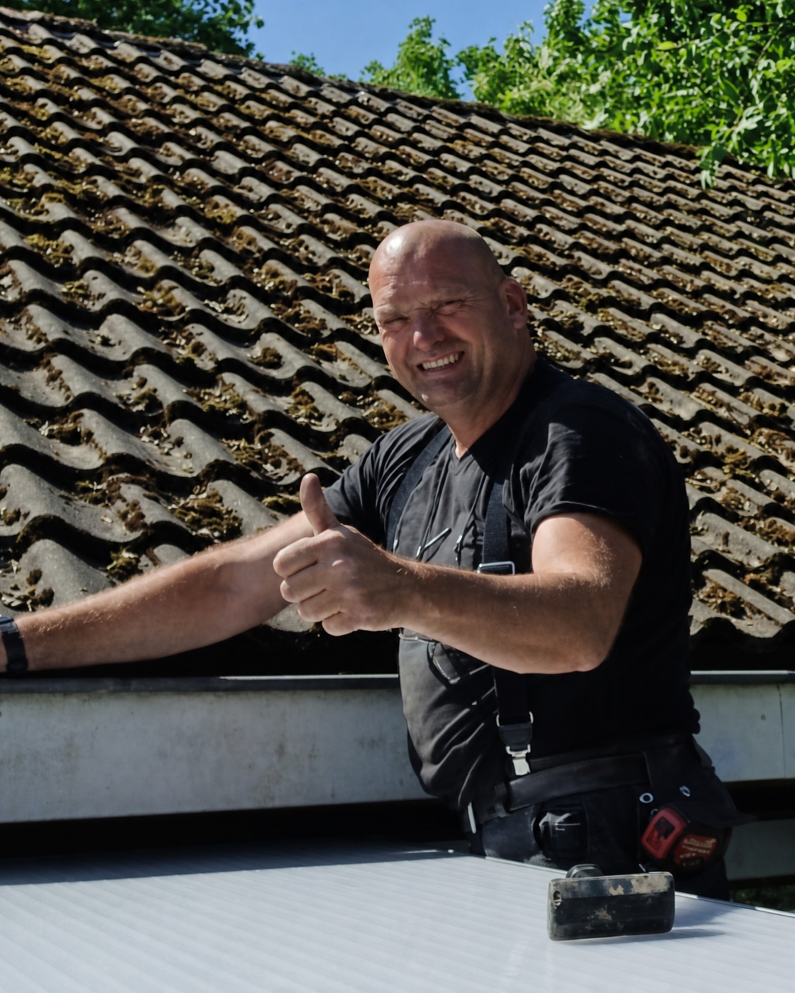 René Keen aan het werk bij een houtbouwproject
